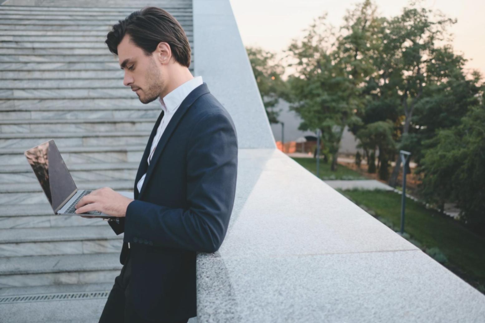 Esperto di sicurezza informatica al lavoro su sistemi di protezione rete