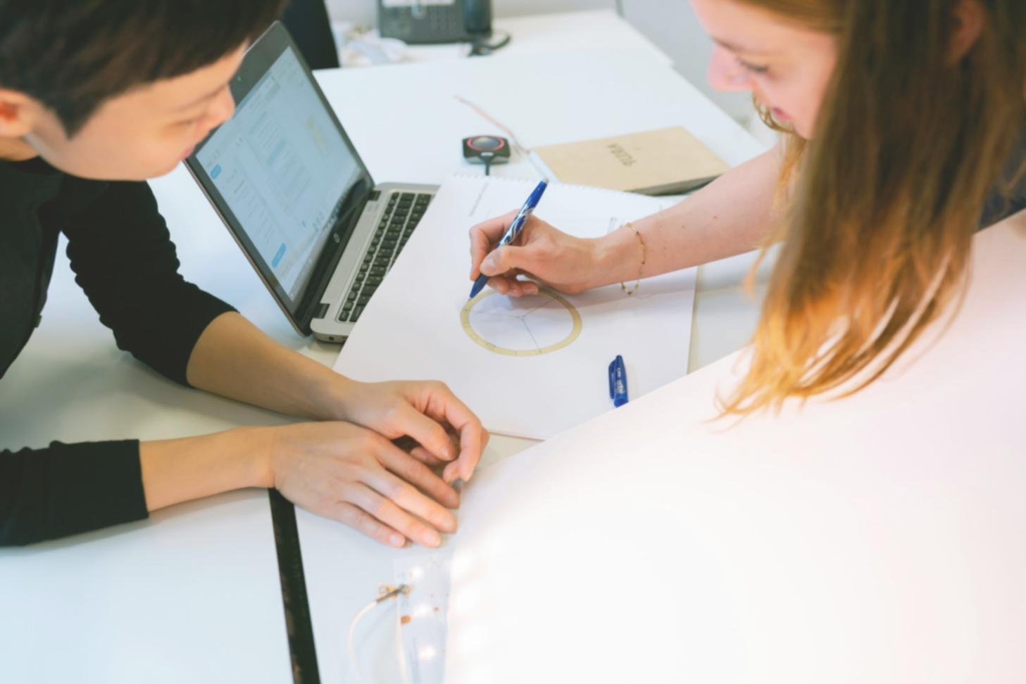 Team di formazione sicurezza informatica durante sessione pratica