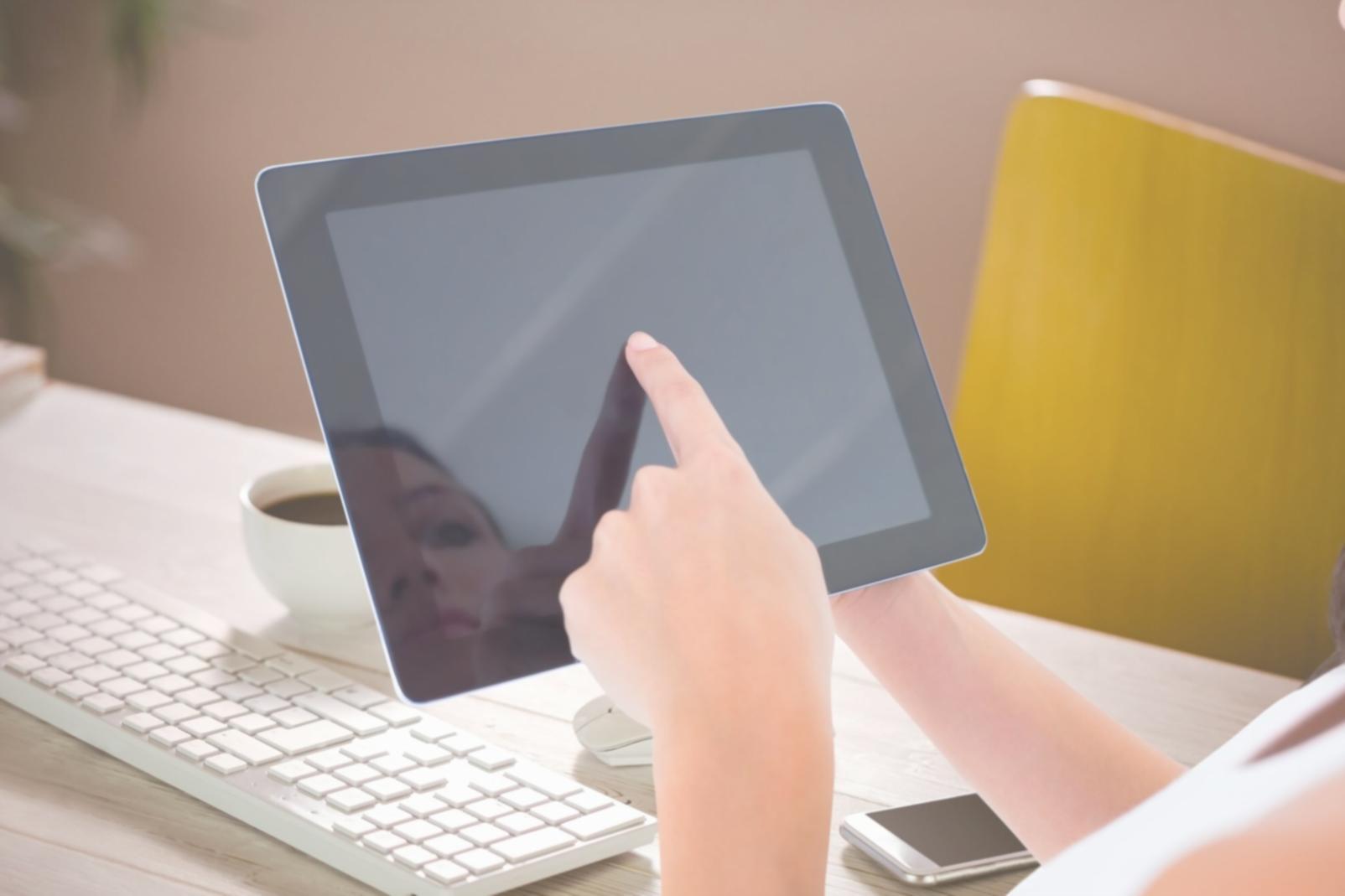 Studenti durante sessione pratica di configurazione firewall avanzata